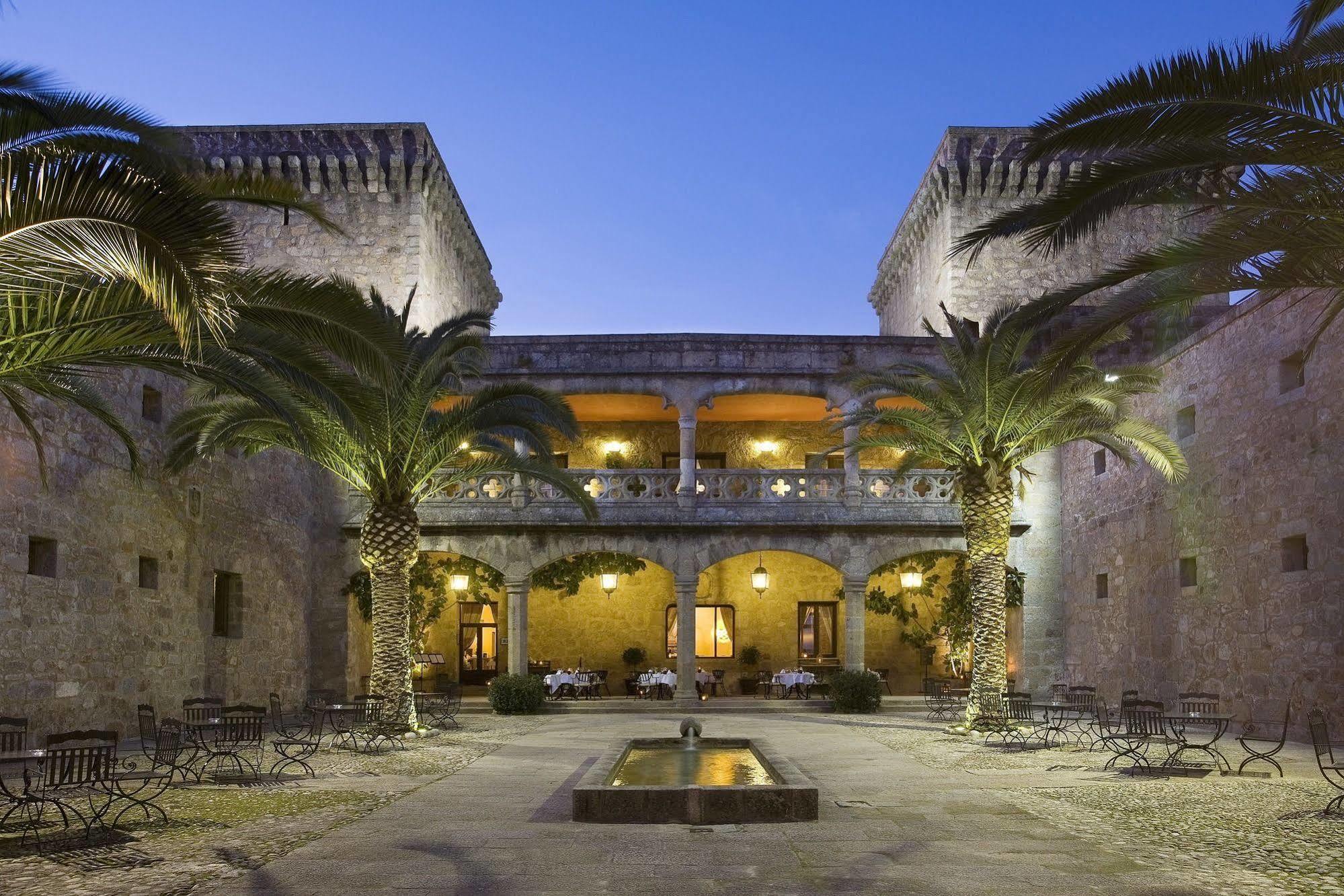 Parador De Jarandilla De La Vera Hotel Exterior photo